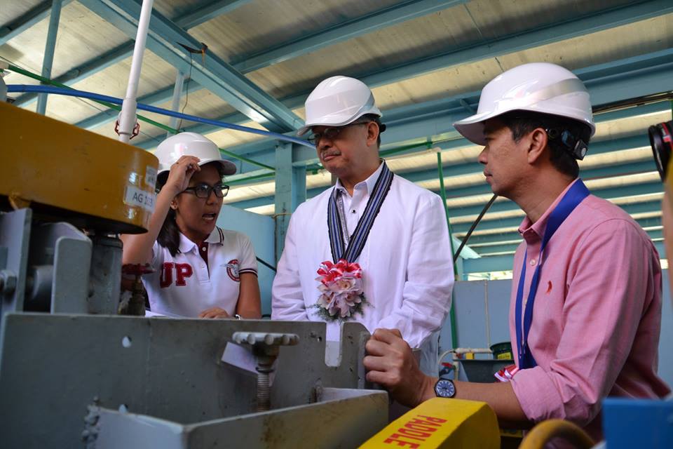 DOST Secretary Fortunato dela Peña in action during the Inauguration and Turn-over of the UP – DOST Field Testing of the Integrated Gold – Copper Mineral Process Plant at Barangay Gumatdang Itogon, Benguet. (PIA Cordillera / MANILA BULLETIN)