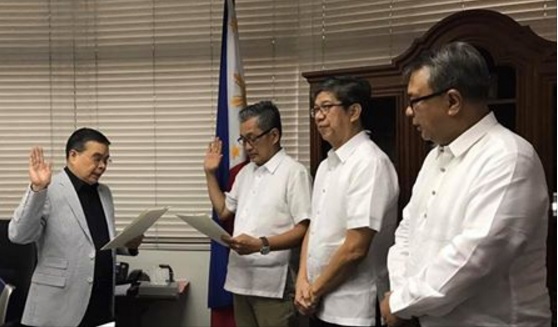 New DICT undersecretary Monchito Ibrahim (2nd from left) taking his oath of office before DICT secretary Rodolfo Salalima (left) at the DICT Office in Quezon City. Also in photo are outgoing undersecretary Jorge Sarmiento (2nd from right) and assistant secretary Carlos Caliwara. Photo courtesy of Carlos Caliwara