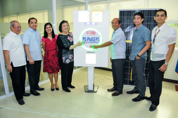 Photo shows DBM sec. Florencio B. Abad (third from right) and Propmech COO Helen O. Tong (fourth from left) switching on the solar rooftop with (from left) Budget usec. Richard E. Moya, Government Procurement Policy Board-Technical Support Office (GPPB-TSO) executive director Dennis Santiago, PS-PhilGEPS executive director Rosa Maria M. Clemente, Green Dot ambassador Chris Tiu, and PS executive director Jose Tomas C. Syquia