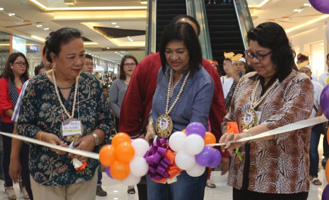 Dr. Jocelyn E. Eusebio (center), Director of the Crops Research Division (CRD) of DOST-PCAARRD leads the cutting of ribbon along with Atty. Annabelle C. de Veyra (left), Director of FDA Region 8 and Cynthia R. Nierras (right), Director of DTI Region 8 during the SP-ISP Business Launch and Product Exhibit. (Image Credit: Visayas State University (VSU)).