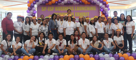 The organizers, guests and participants of the SP-ISP Business Launch and Product Exhibit at Robinsons Place, Tacloban City, Leyte. (Image Credit: VSU)