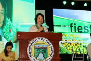 Marita A. Carlos, Director of the Applied Communication Division, (ACD) PCAARRD, delivered a message on behalf of Dr. Reynaldo V. Ebora, PCAARRD Acting Executive Director during the opening ceremonies of the Mungbean FIESTA. (Image credit: Andres Serdan A. Dimasapit, ACD, PCAARRD)