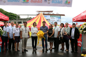 Marita A. Carlos, Director of the Applied Communication Division (ACD), PCAARRD (center left) and Congressman Lawrence H. Fortun (center right) of the First District of Agusan del Norte, did the ribbon cutting, which marks the opening of the Balanghay Festival exhibit held in the City of Butuan Sports Complex at Barangay Libertad. (Image credit: Jamsey E. Perez, ACD, PCAARRD)